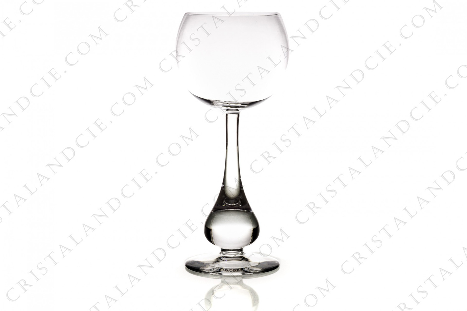 Verre à eau n°2 en cristal de Baccarat modèle Pavot dont le bas de la jambe forme une goutte photo-1
