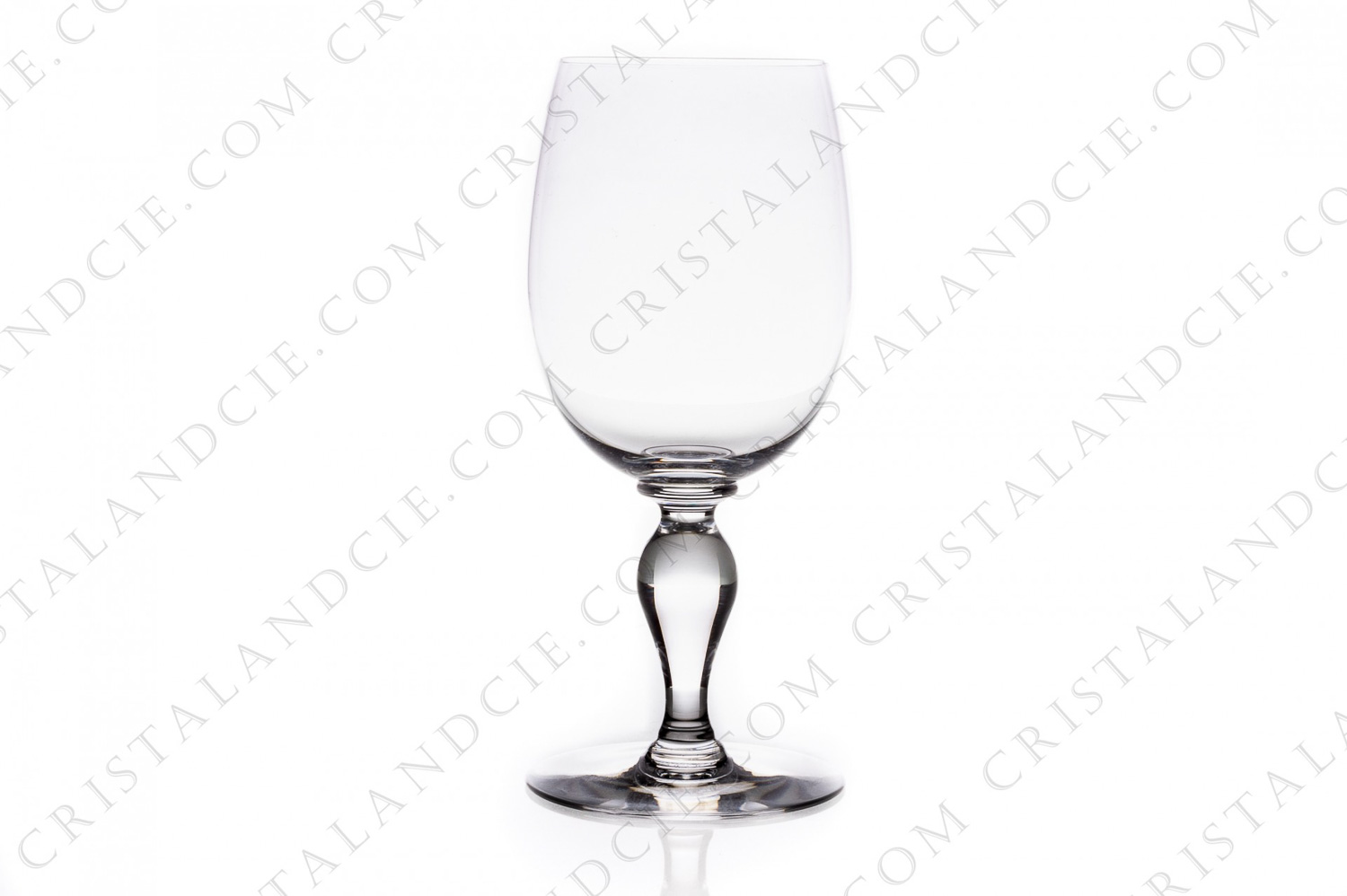 Verre à eau n°2 en cristal de Baccarat modèle Romane présentant une jambe balustre photo-1
