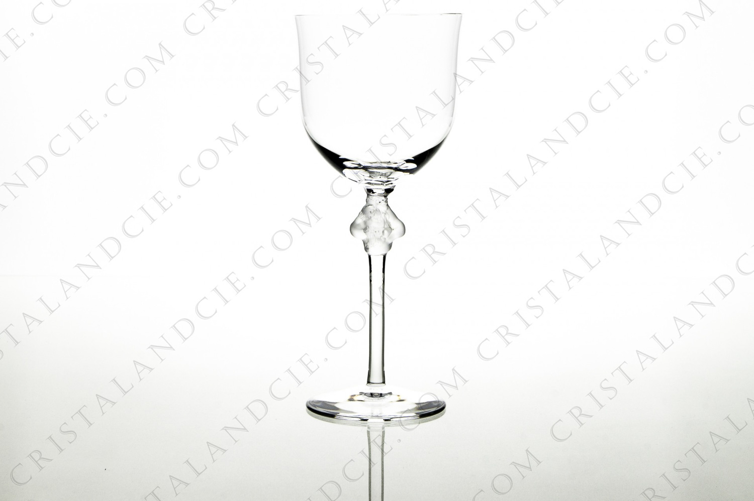 Verre à eau n°1 en cristal de Lalique modèle Roxane présentant deux femmes nues en cristal dépoli sur le pied photo-1