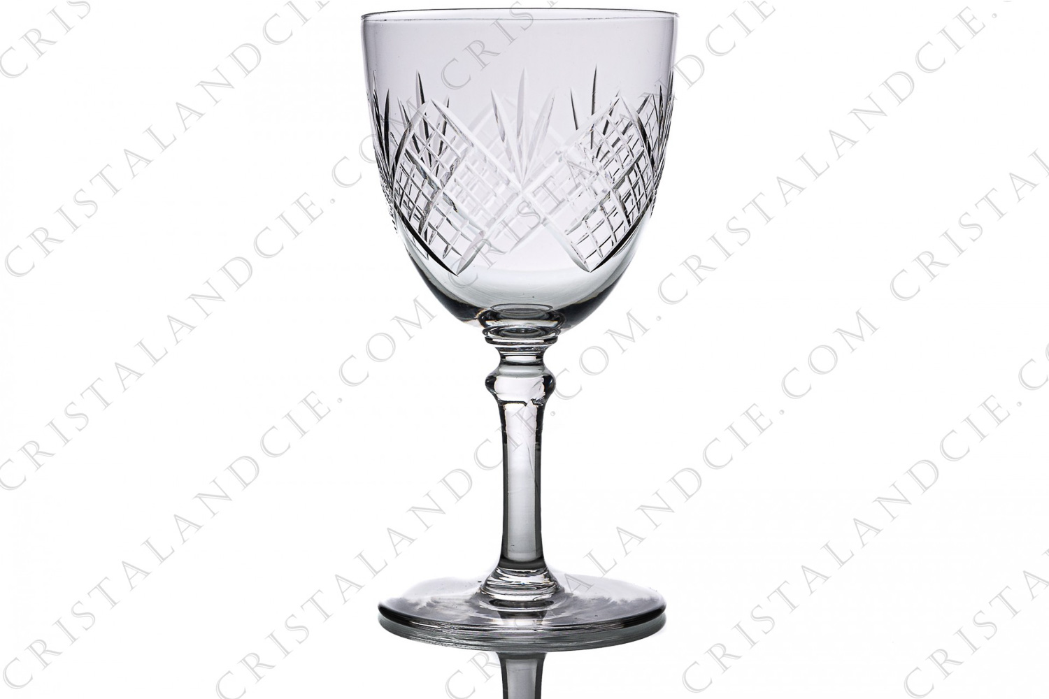 Verre à eau n°2 en cristal de Saint-Louis présentant un décor taillé photo-1