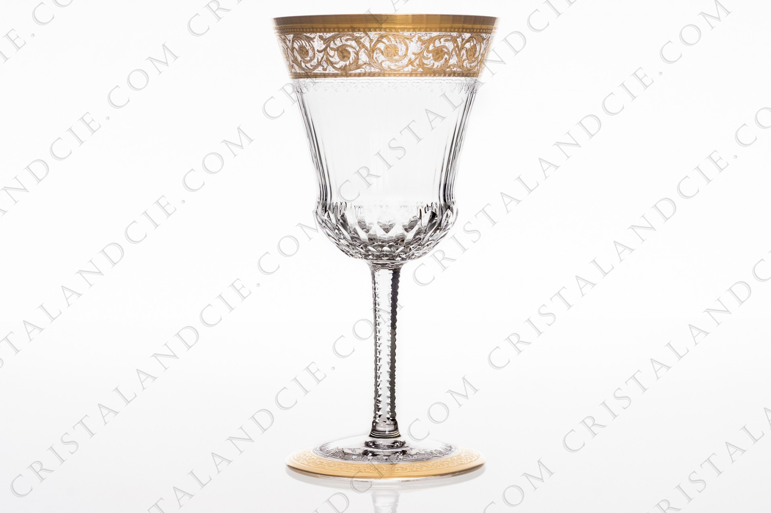 Verre à eau n°2 en cristal de Saint-Louis modèle Thistle présentant un important décor taillé et gravé incrusté d or photo-1