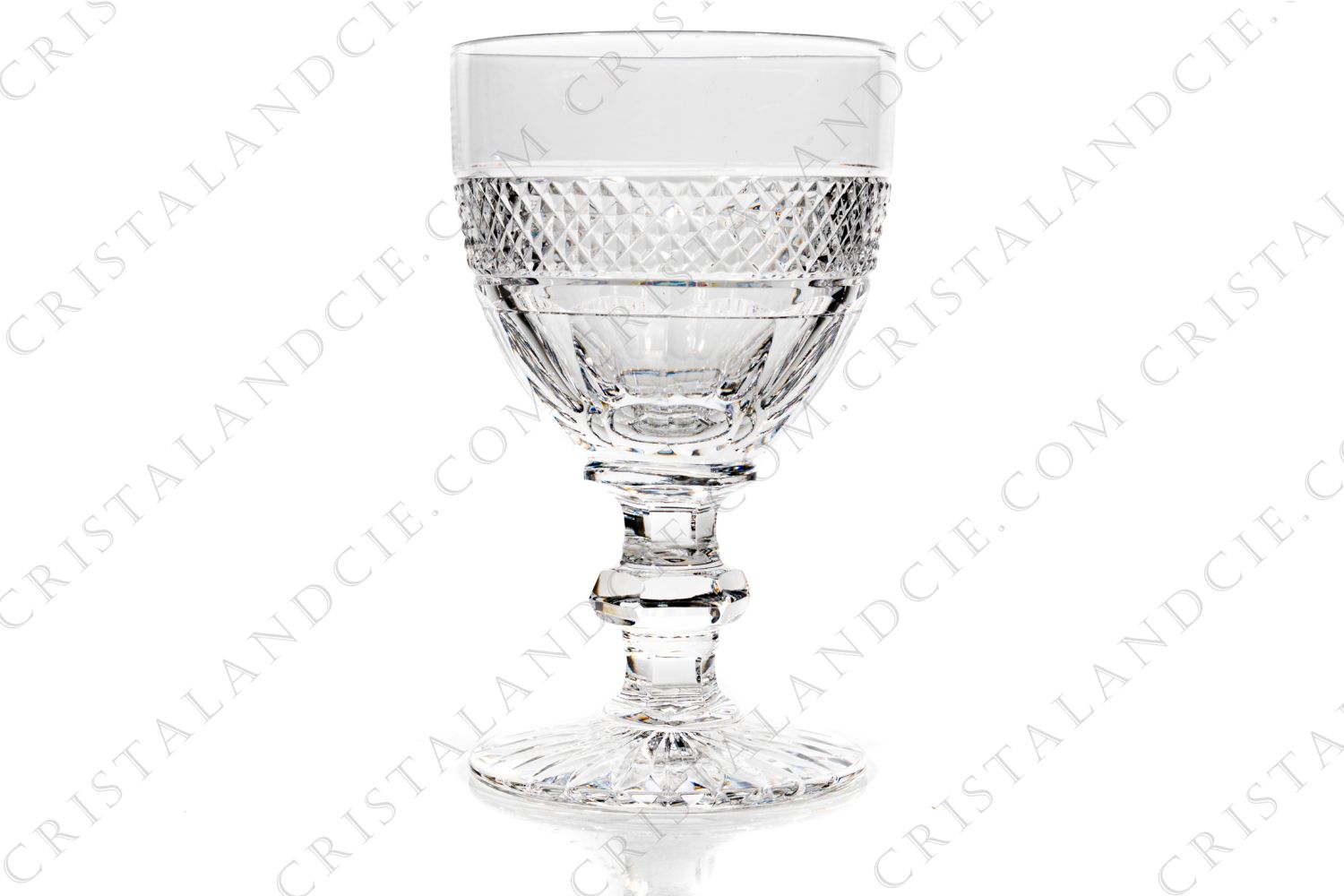 Verre à eau n°2 en cristal de Saint-Louis modèle Trianon dont la paraison est ornée de facettes surmontées d une frise de pointes de diamant, jambe à pans coupés muni d une bague à mi-hauteur photo-1