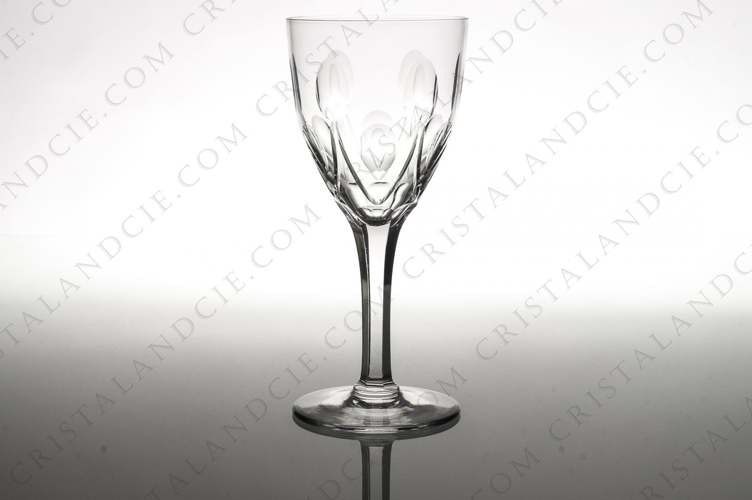 Verre à eau n°2 en cristal de Saint-Louis modèle Vic à décor taillé photo-1