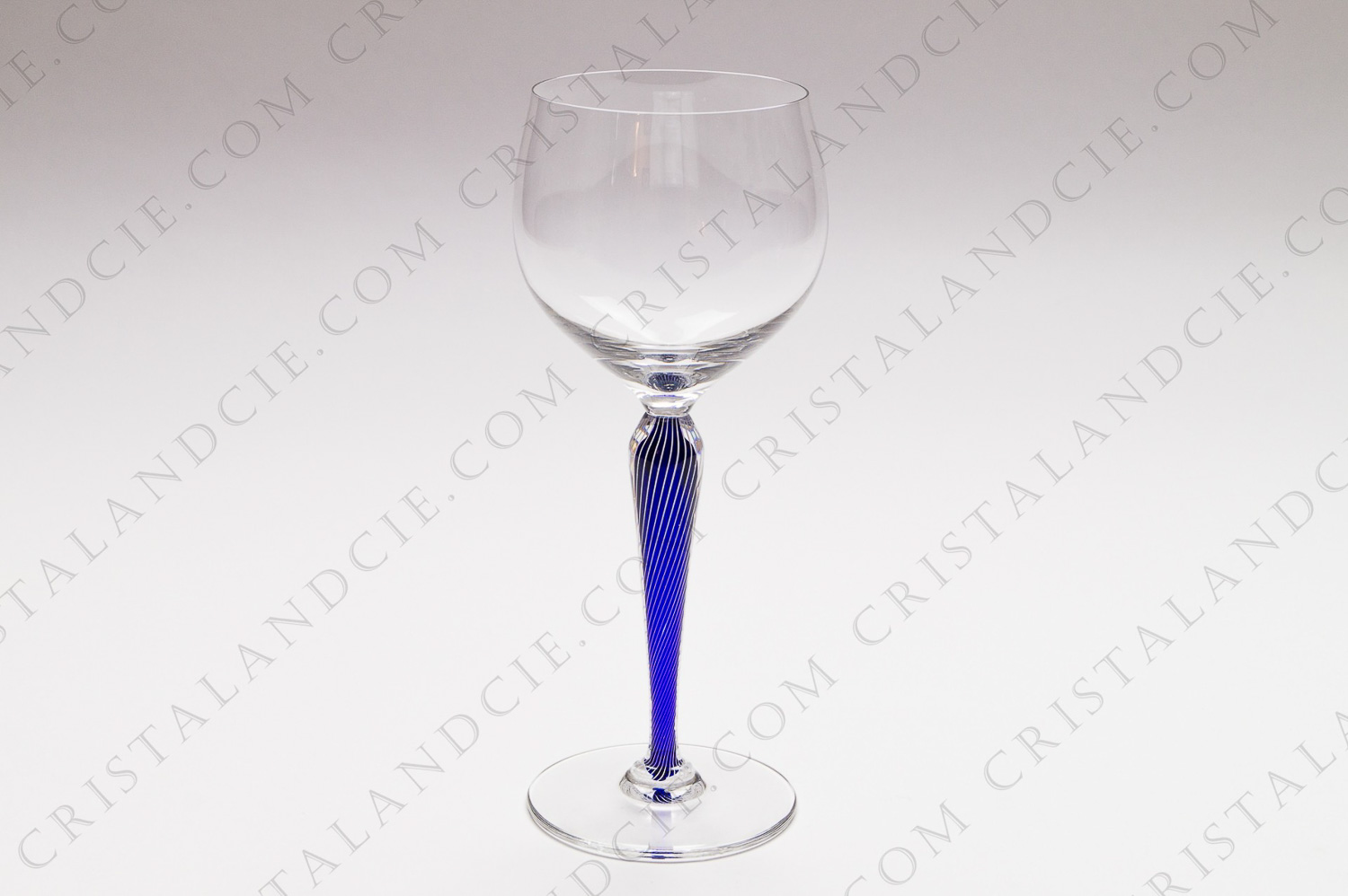 Original verre en cristal de Saint-Louis présentant un pied filigrané bleu et blanc photo-1