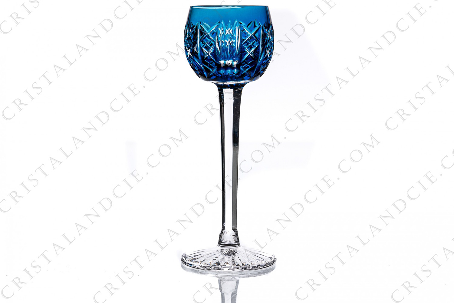 Verre à liqueur en cristal double couches bleu clair de Saint-Louis modèle Riesling présentant un important décor taillé photo-1