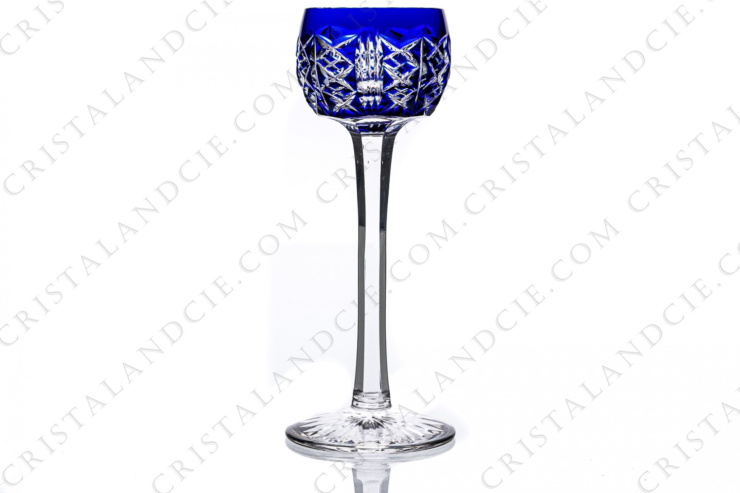 Verre à liqueur en cristal double couches bleu foncé de Saint-Louis modèle Riesling présentant un important décor taillé photo-1