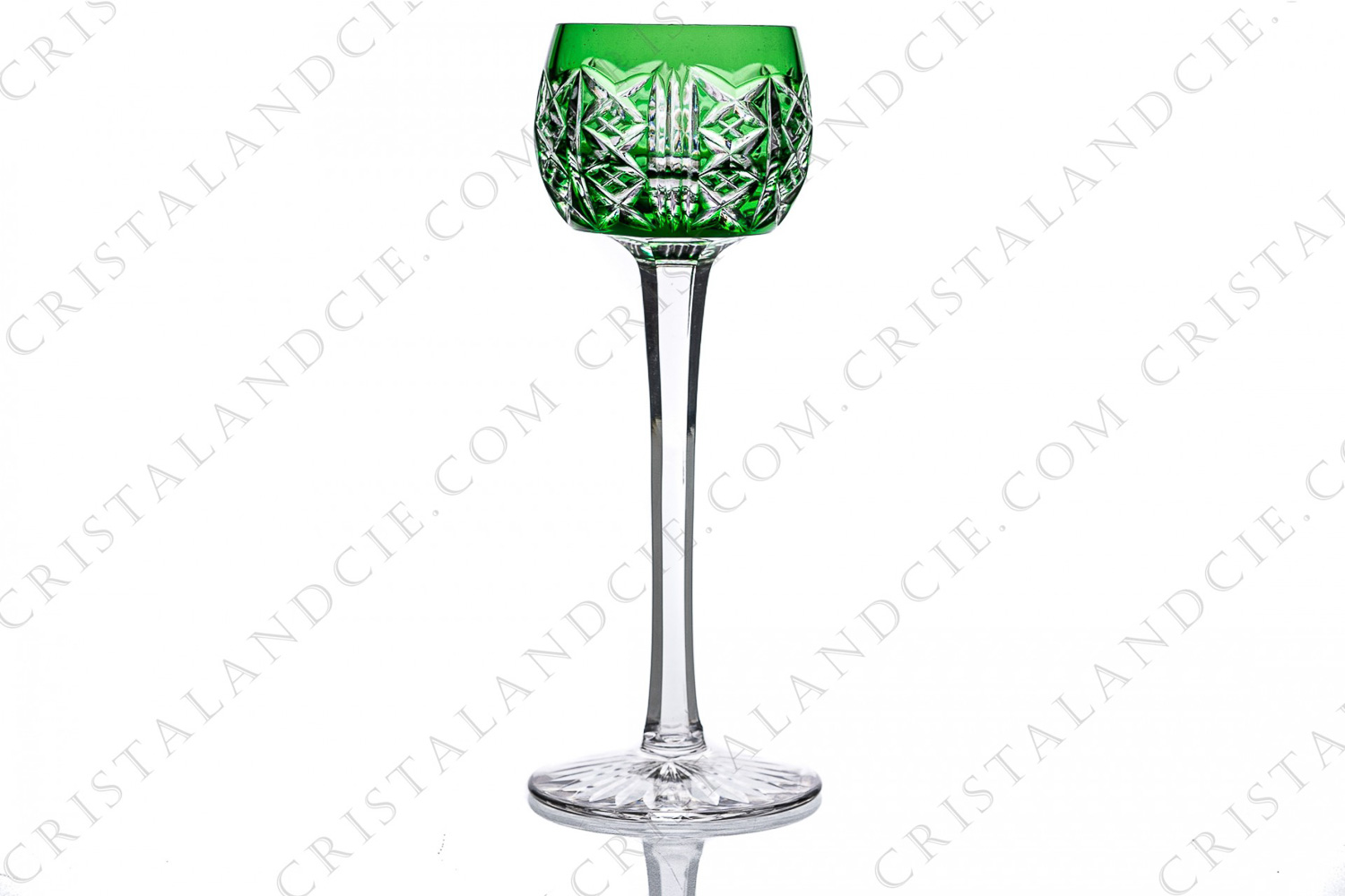 Verre à liqueur en cristal double couches vert de Saint-Louis modèle Riesling présentant un important décor taillé photo-1
