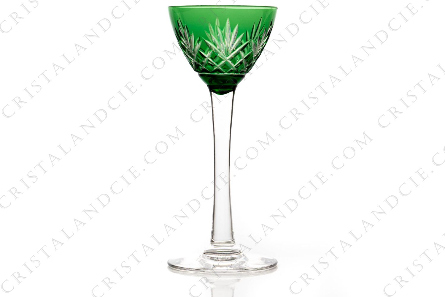 Verre à liqueur en cristal double couches vert de Saint-Louis modèle 701 présentant un décor taillé photo-1