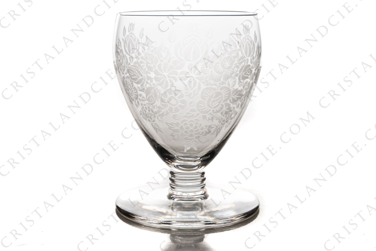 Verre à Porto n°5 en cristal de Baccarat présentant un décor de bouquet de fleurs gravé photo-1