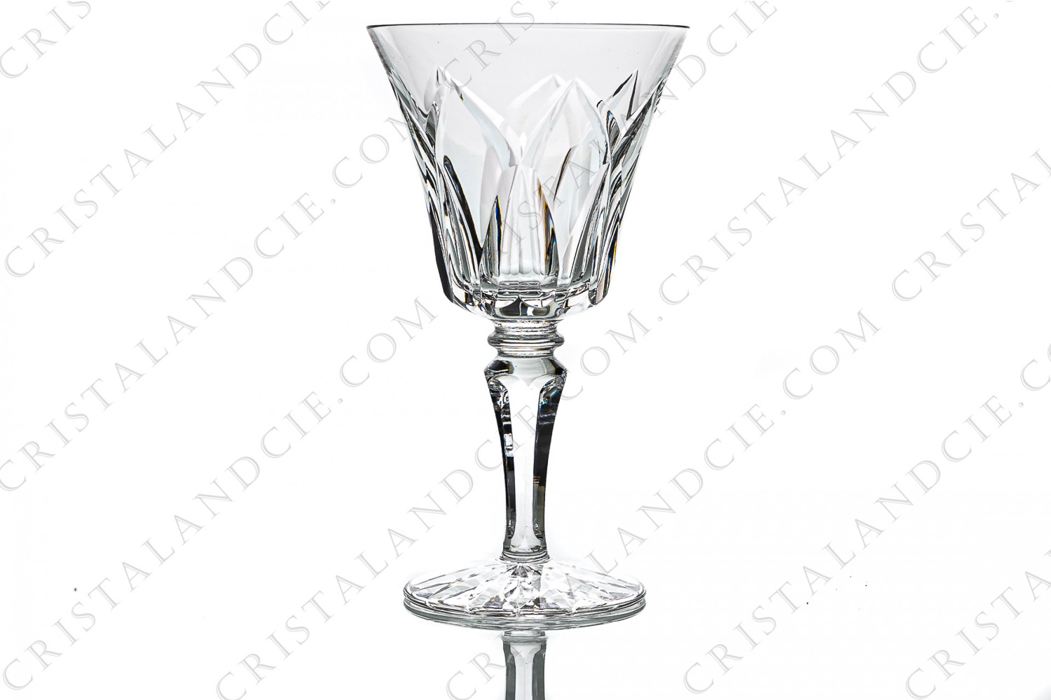 Verre à Porto n°5 en cristal de Saint-Louis modèle Camargue présentant un important décor taillé photo-1