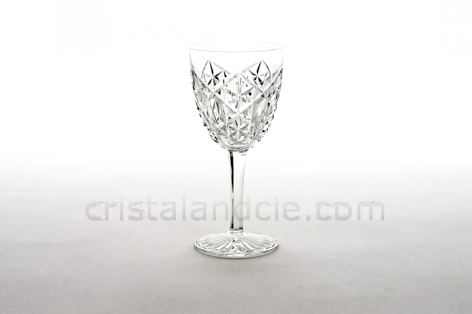 Verre à Porto n°5 en cristal de Baccarat modèle Juigne présentant un décor taillé sur la panse et le pied photo-1