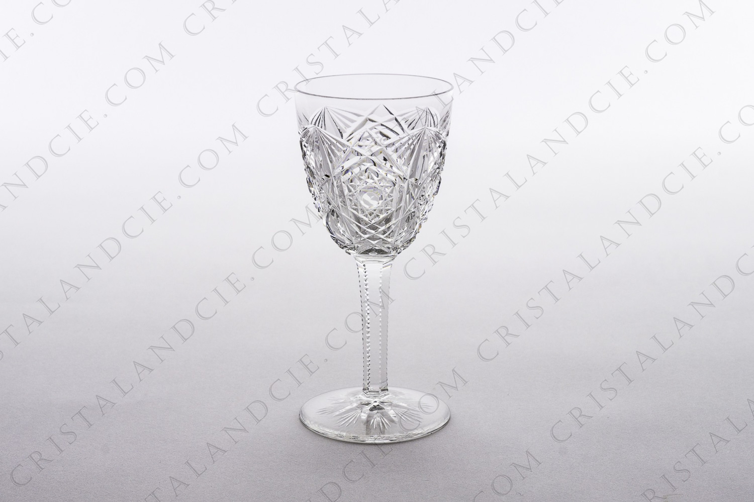 Verre à Porto n°5 en cristal de Baccarat modèle Lagny présentant un important décor taillé sur la panse et le pied photo-1