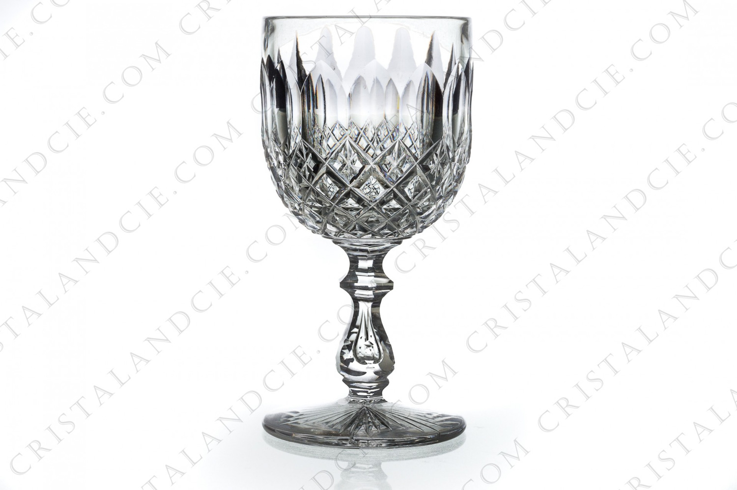 Verre à Porto n°5 en cristal de Baccarat modèle Libourne présentant un important décor taillé et une bulle d air dans le pied photo-1