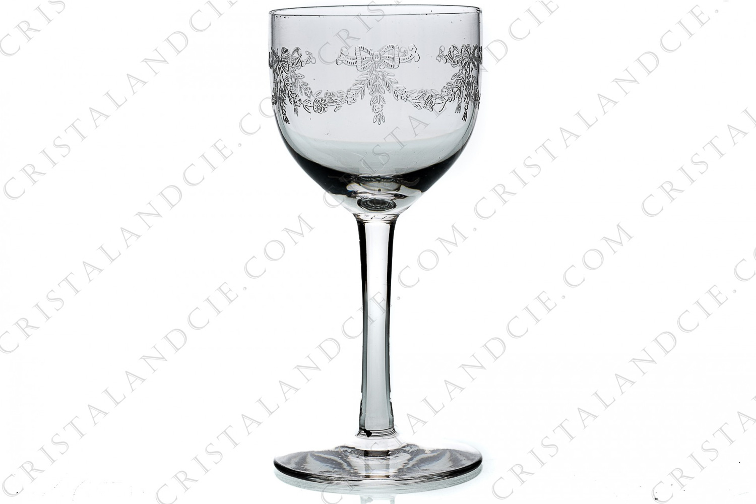 Verre à Porto n°5 en cristal de Saint-Louis modèle Meurice gravure au pantographe numéro 108, présentant des guirlandes de fleurs surmontées de nœuds photo-1