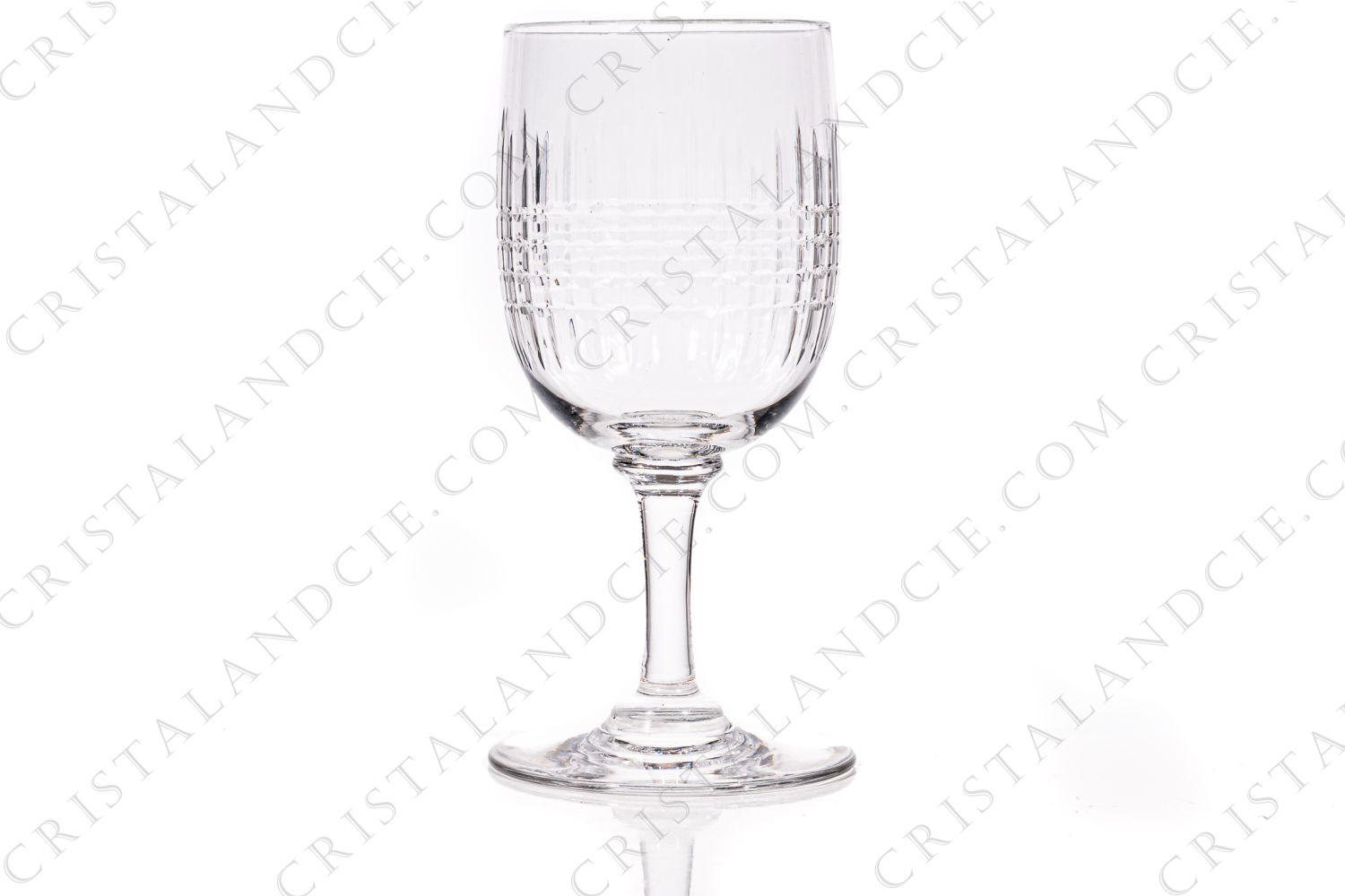 Verre à Porto n°5 en cristal de Baccarat modèle Nancy présentant un important décor taillé photo-1