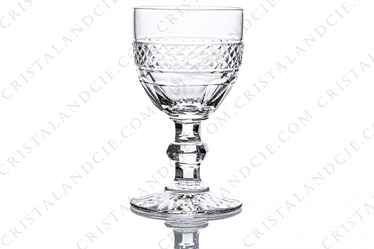 Verre à Porto n°5 en cristal de Saint-Louis modèle Trianon dont la paraison est ornée facettes surmontées d une frise de pointes de diamant, jambe à pans coupés muni d une bague à mi-hauteur photo-1