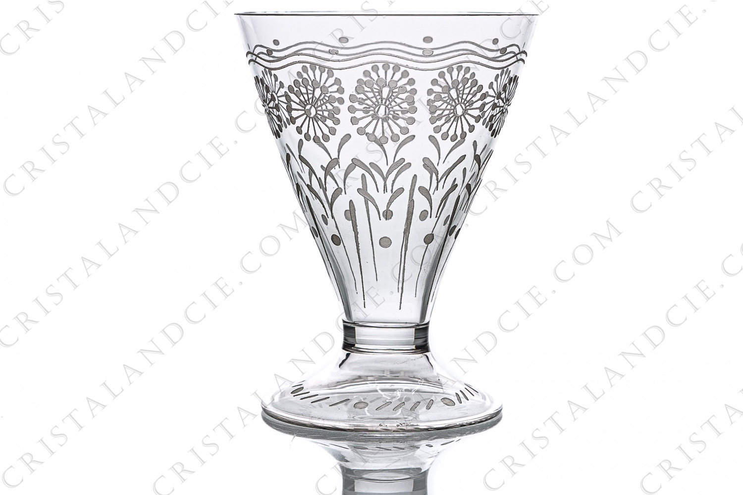 Verre à vin en cristal de Baccarat forme 11965, gravure mate 12117, à décor de fleurs gravé et pied creux photo-1