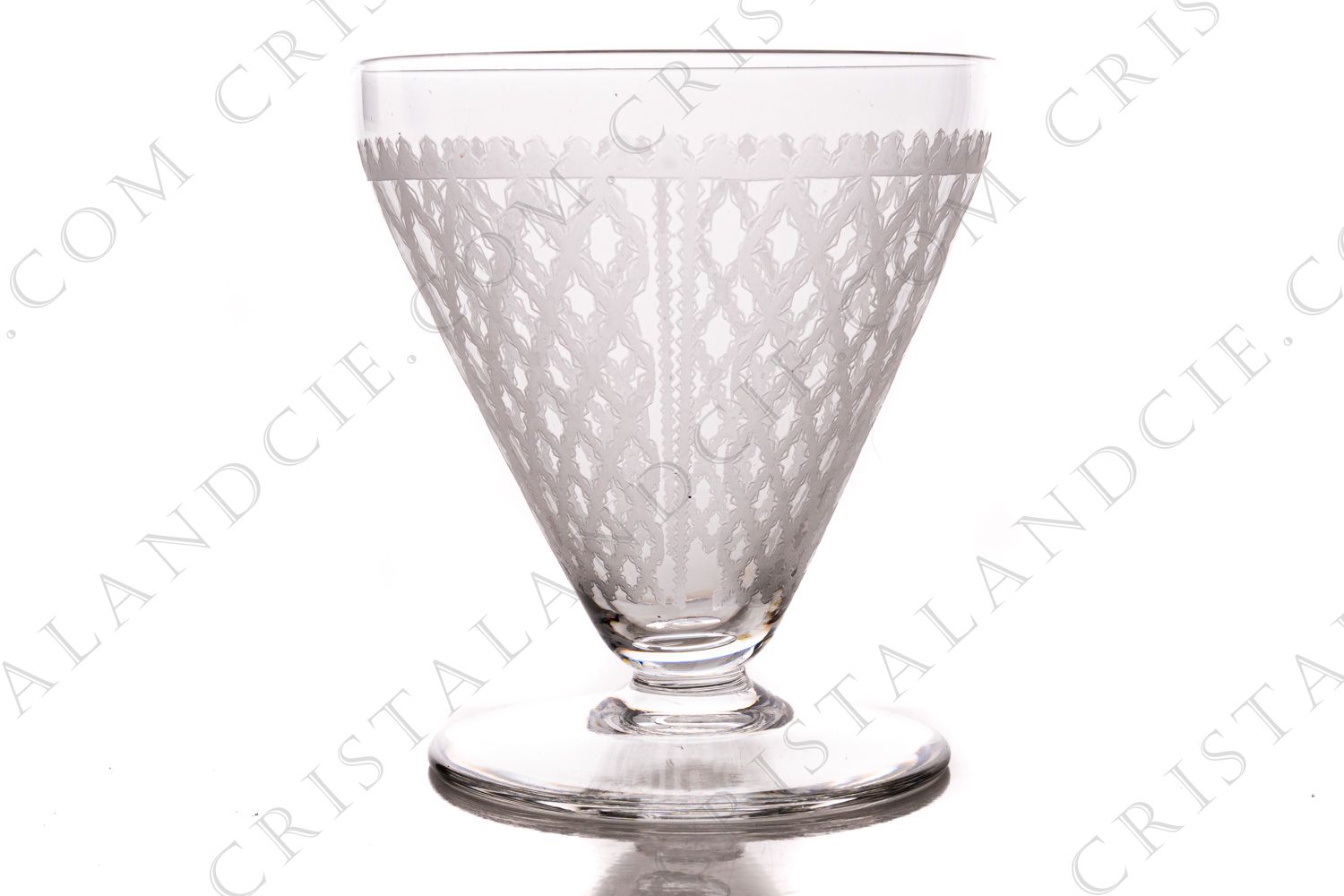 Verre à vin rouge n°3 en cristal de Baccarat modèle Alhambra ( Bruxelles) orné d un décor gravé photo-1