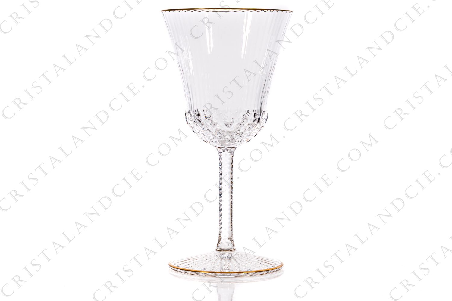 Verre à vin rouge n°3 en cristal de Saint-Louis modèle Apollo or présentant un important décor taillé et des filets or photo-1