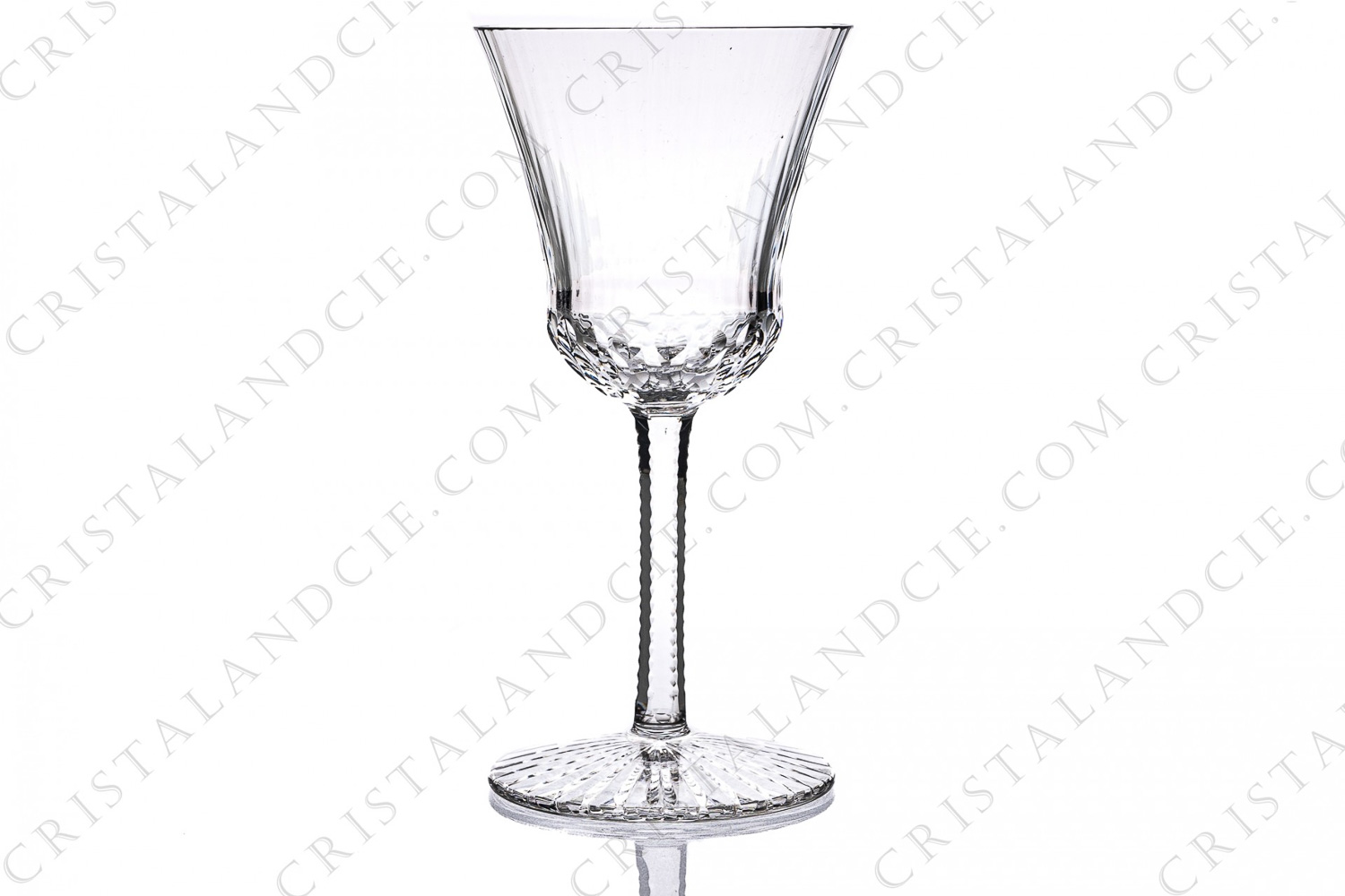 Verre à vin n°4 en cristal de Saint-Louis modèle Apollo présentant un important décor taillé photo-1