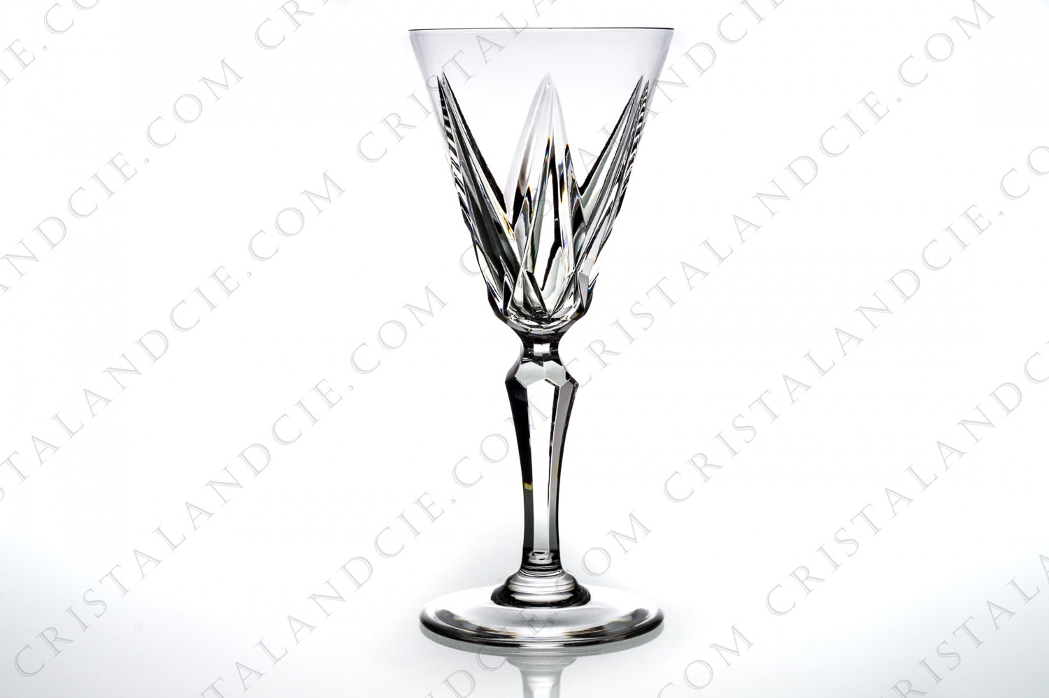 Verre à vin n°4 en cristal de Saint-Louis modèle Ardèche à décor taillé sur la paraison et la jambe photo-1
