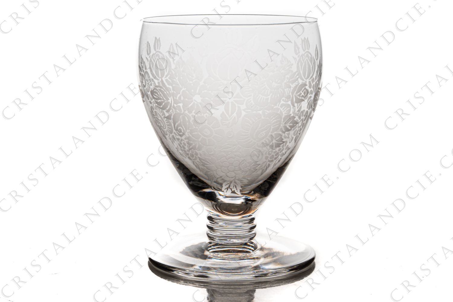Verre à vin blanc n°4 en cristal de Baccarat présentant un décor de bouquet de fleurs gravé photo-1