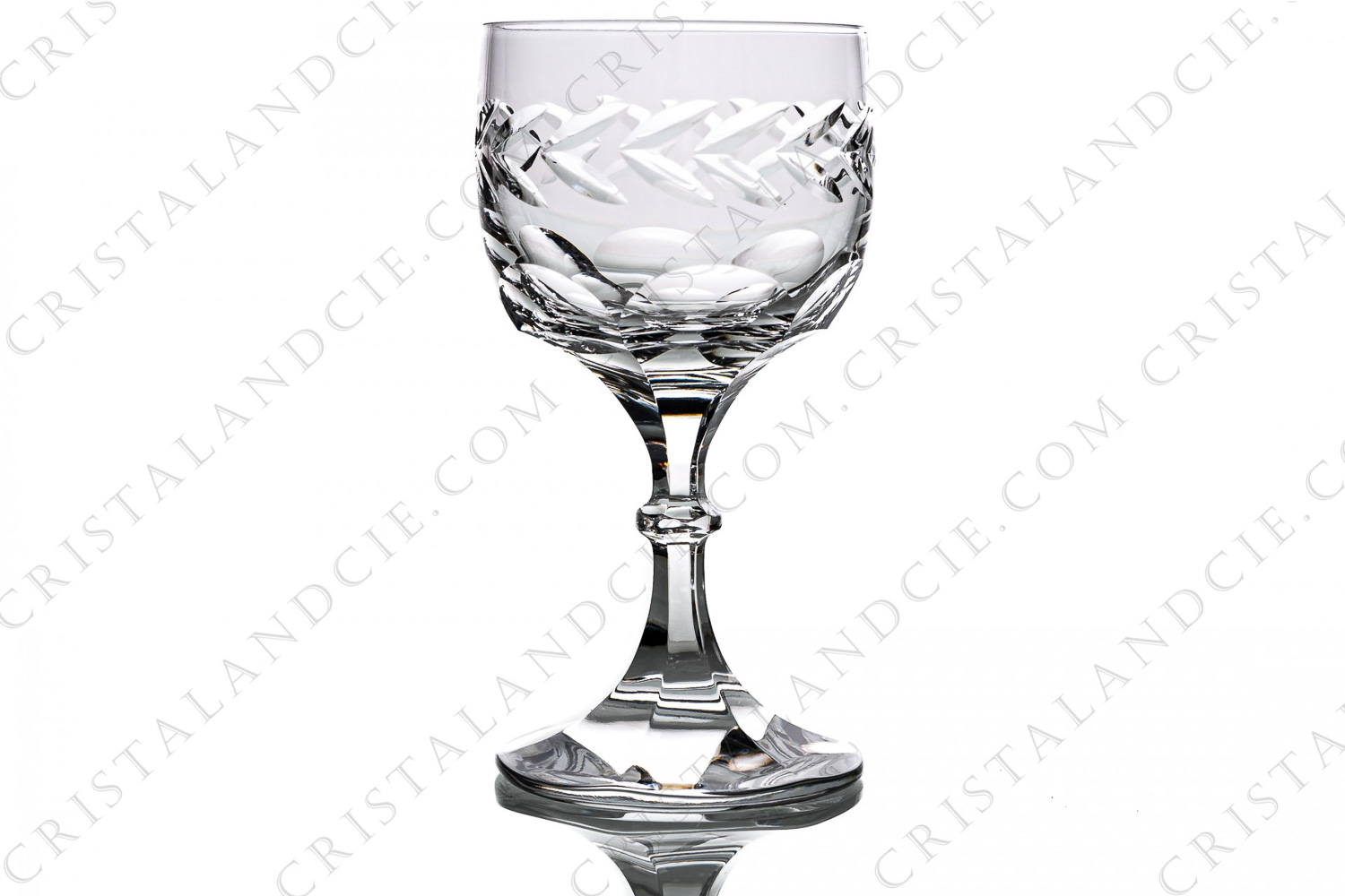 Verre à vin blanc n°4 en cristal de Lalique modèle Beauharnais à décor de côtes plates taillées sur le bas de la paraison et le pied, frise de feuilles taillée sur la paraison photo-1