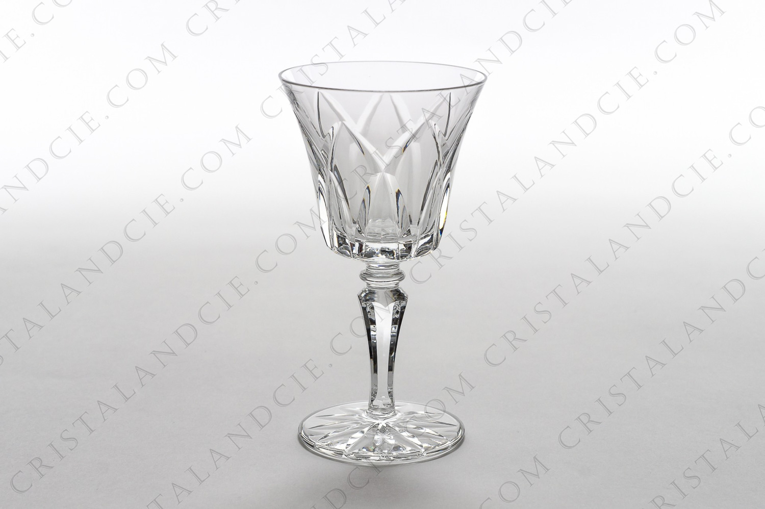 Verre à vin n°4 en cristal de Saint-Louis modèle Camargue présentant un important décor taillé photo-1