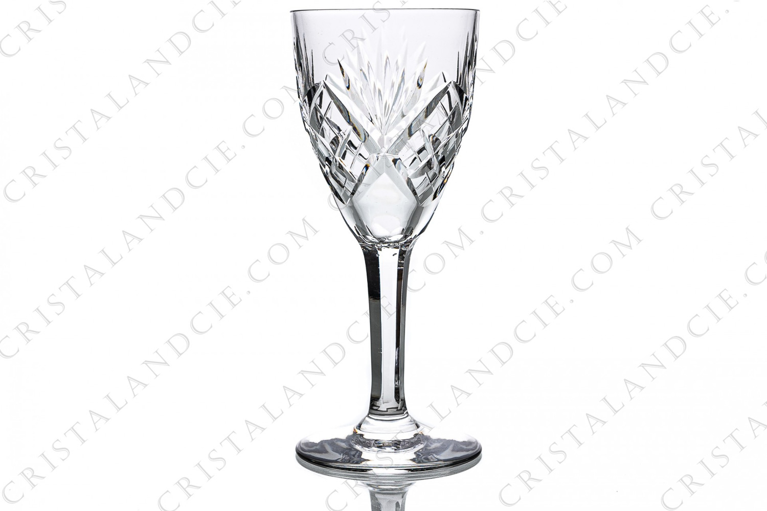 Wine glass n°4 in crystal by Saint-Louis pattern Chantilly with an important cut pattern photo-1