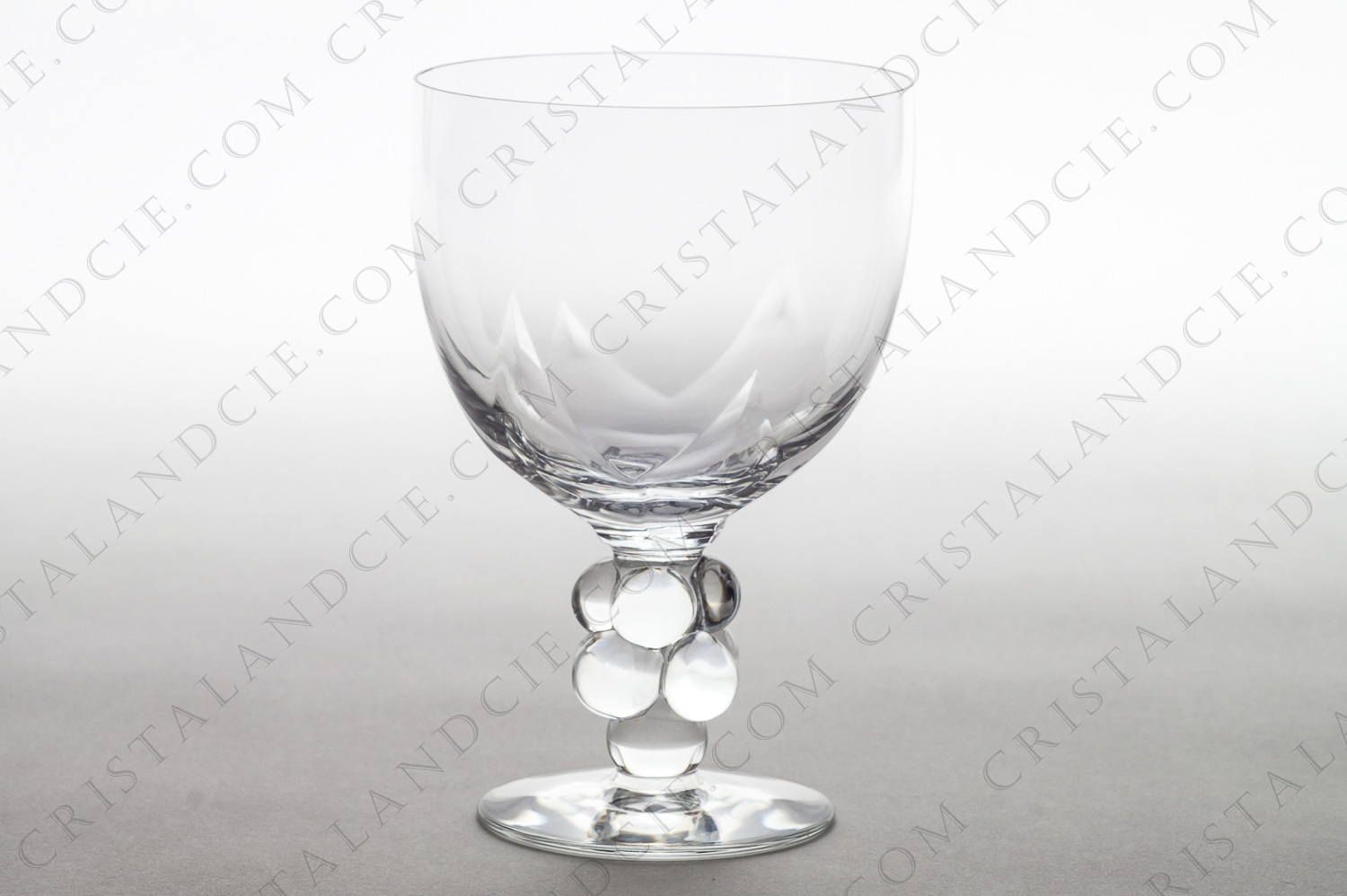Wine glass n°4 in crystal by Lalique pattern Clos Vougeot with the foot is decorated with a bunch of grapes photo-1