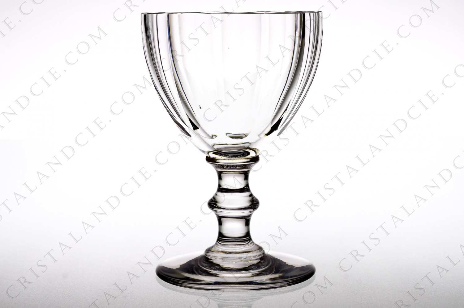 Verre à vin n°4 en cristal de Baccarat dont la panse est ornée de côtes plates et le pied muni d une bague photo-1