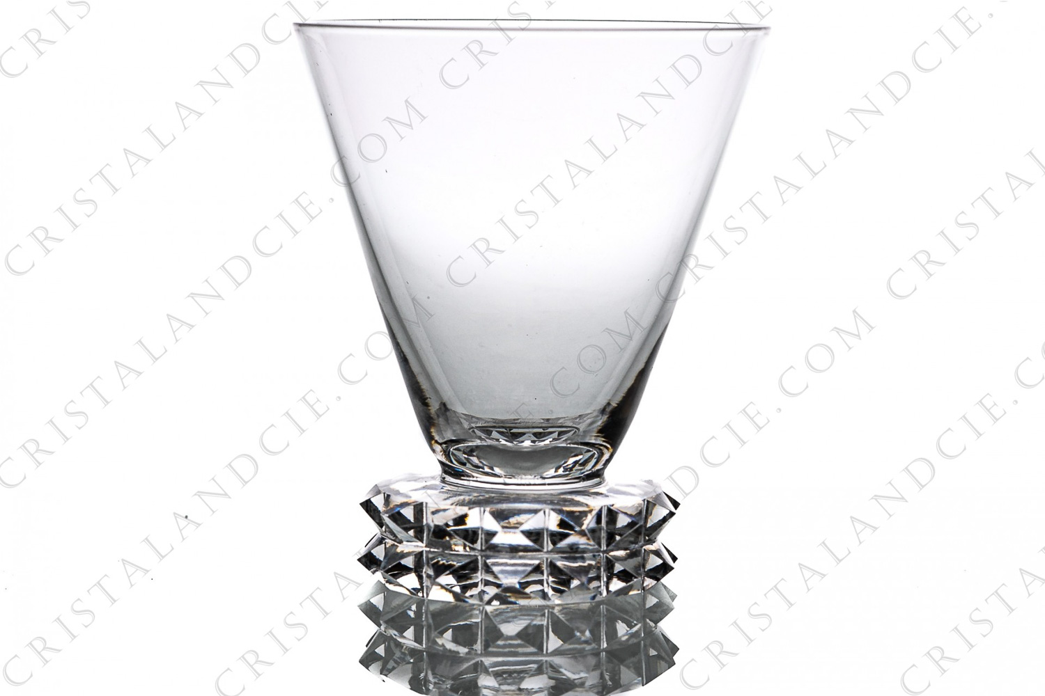 Wine glass n°4 in crystal by Saint-Louis pattern Diamant, the foot is decorated with diamond tips photo-1