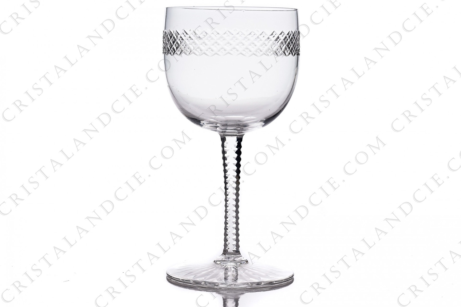 Verre à vin blanc n°4 en cristal de Baccarat forme 8470 orné d une frise taillée, d une jambe à côtes plates et perles et d une étoile sous le pied photo-1