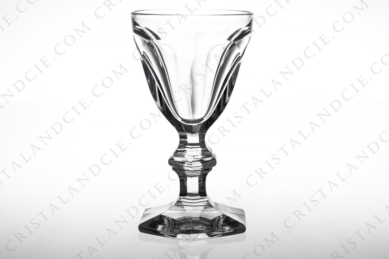 Verre à vin n°4 en cristal de Baccarat modèle Harcourt présentant un important décor taillé photo-1