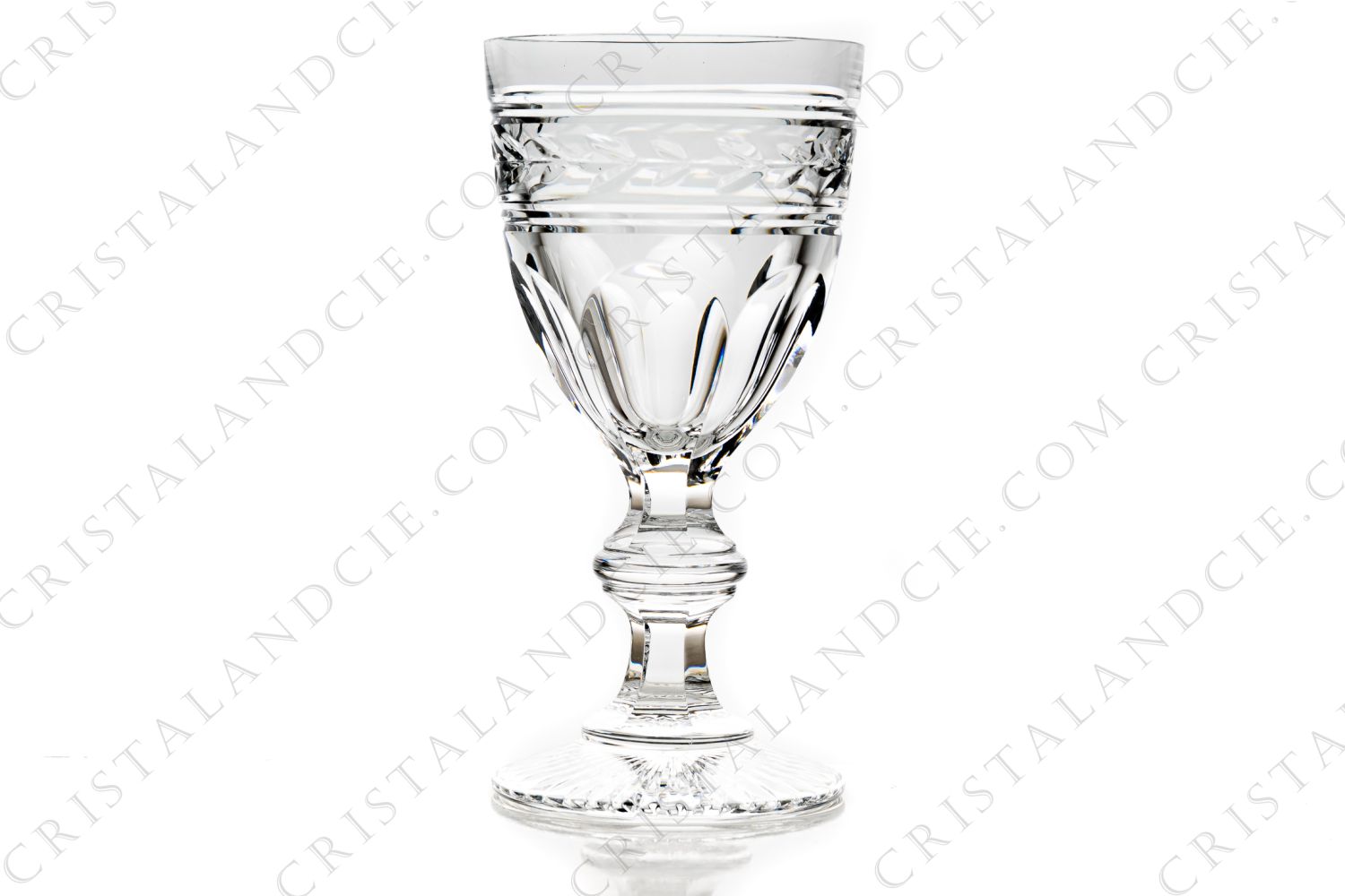 Verre à vin blanc n°4 en cristal de Baccarat modèle Jonzac orné de pans coupés et d une frise de lauriers sur la paraison, la jambe est ornée d une bague et une étoile décore le pied photo-1