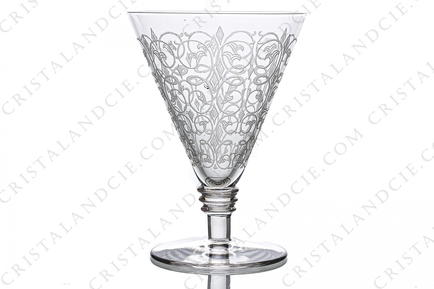 Verre à vin n°3 en cristal de Saint-Louis modèle Lisieux présentant un décor d arabesques végétales gravé au cristal de roche photo-1