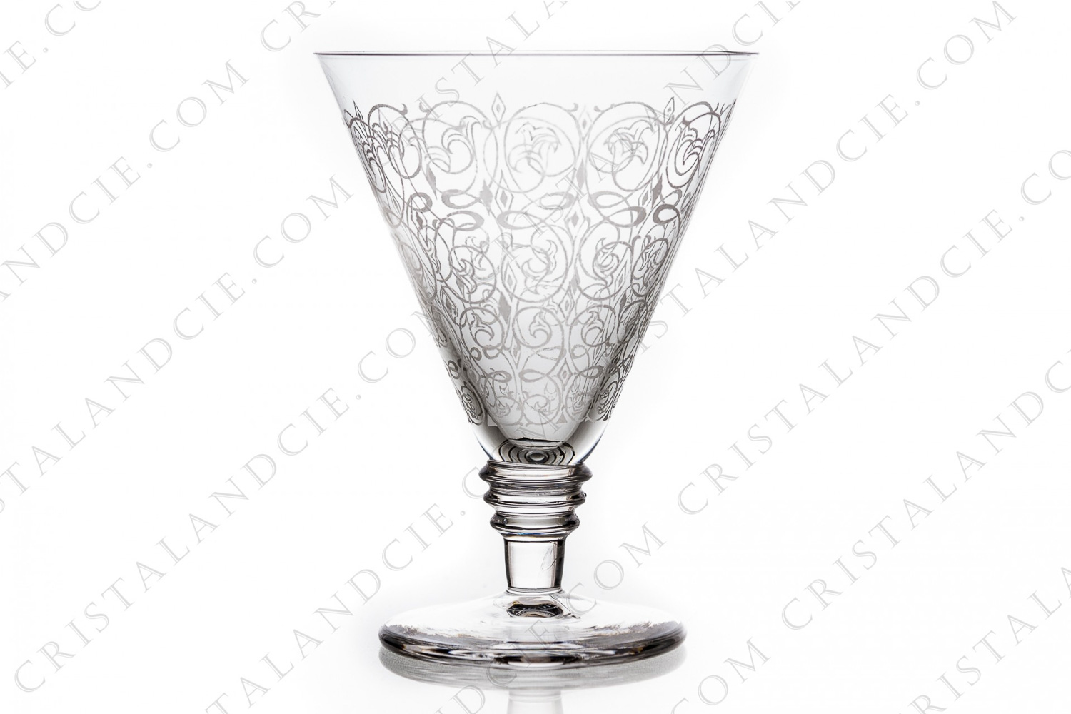 Verre à vin n°4 en cristal de Saint-Louis modèle Lisieux présentant un décor d arabesques végétales gravé au cristal de roche photo-1