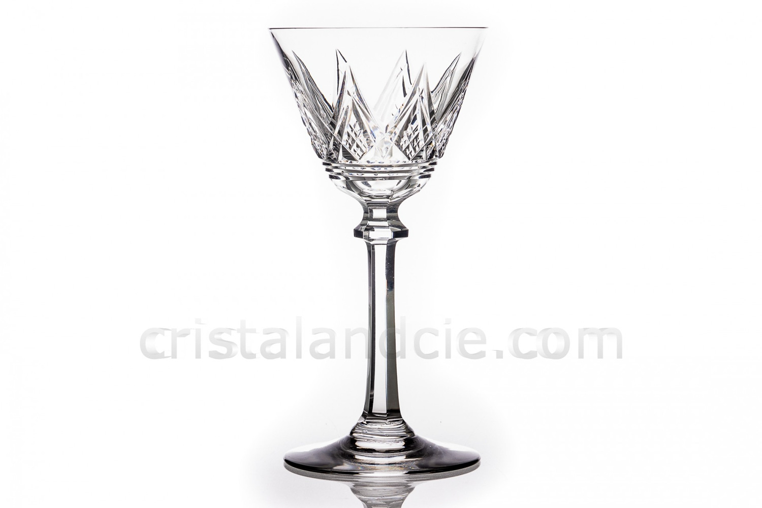 Verre à vin n°4 en cristal de Baccarat modèle Louvois présentant un important décor taillé, pied taillé muni d une bague photo-1
