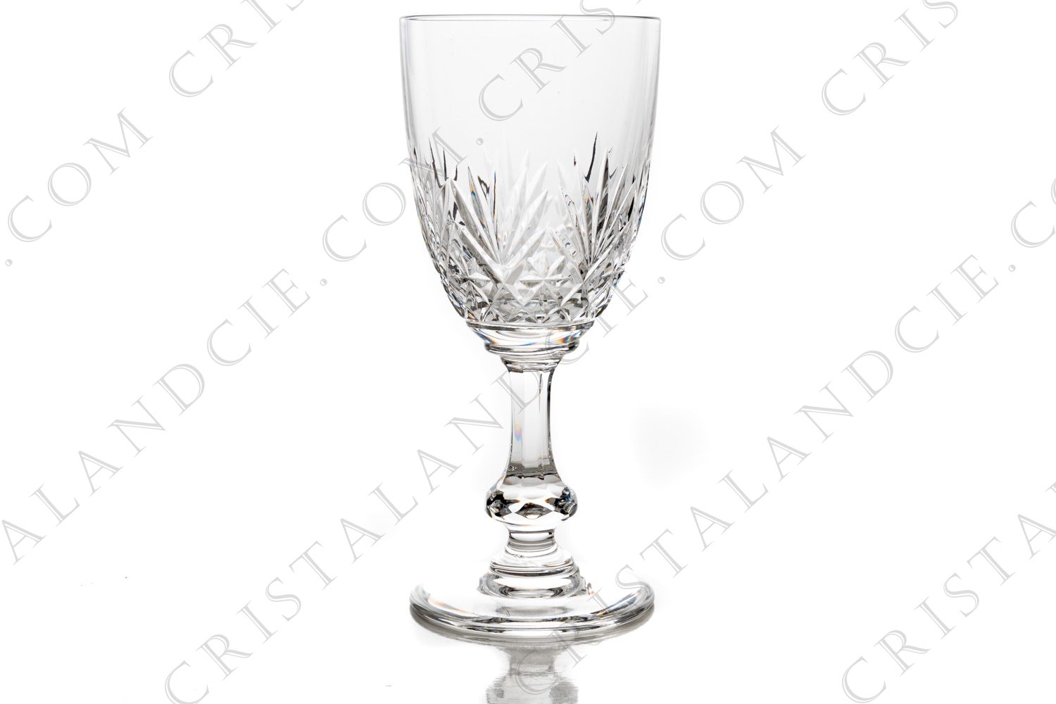 Verre à vin rouge n°3 en cristal de Saint-Louis modèle Massenet présentant un important décor taillé sur la paraison et une bague sur le bas de la jambe photo-1