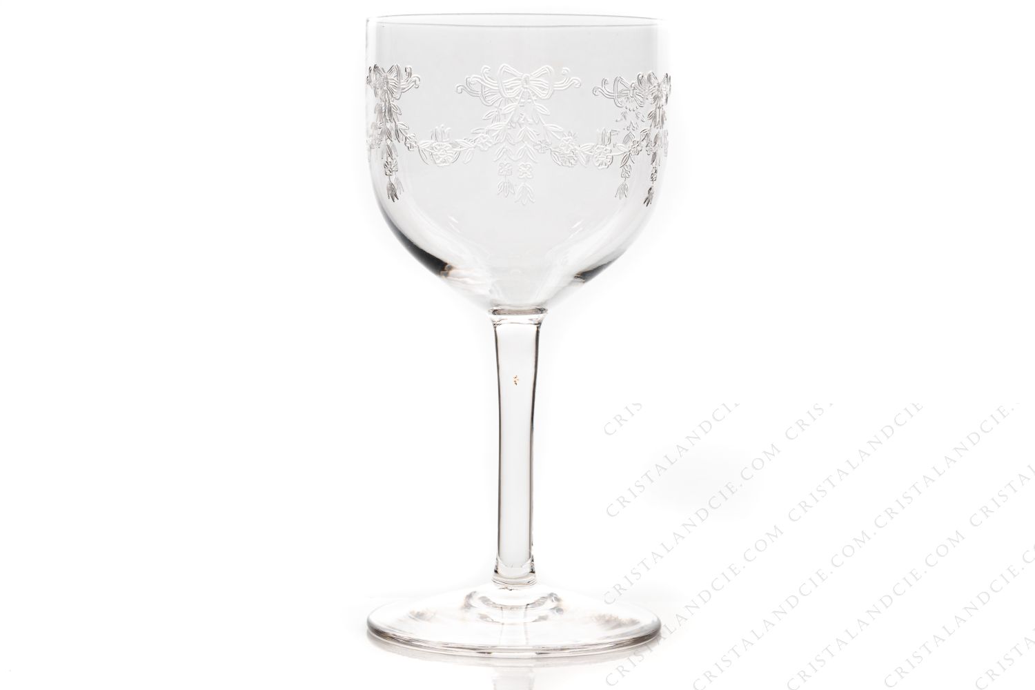 Verre à vin rouge n°3 en cristal de Saint-Louis modèle Meurice gravure au pantographe numéro 108, présentant des guirlandes de fleurs surmontées de nœuds photo-1