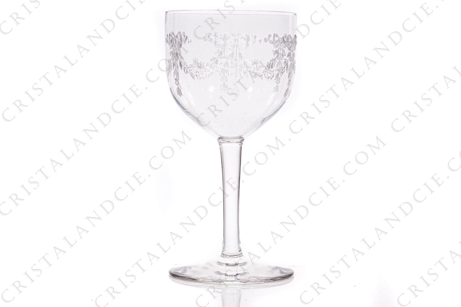 Verre à vin rouge n°3 en cristal de Saint-Louis modèle Meurice gravure au pantographe numéro 108, présentant des guirlandes de fleurs surmontées de nœuds photo-1