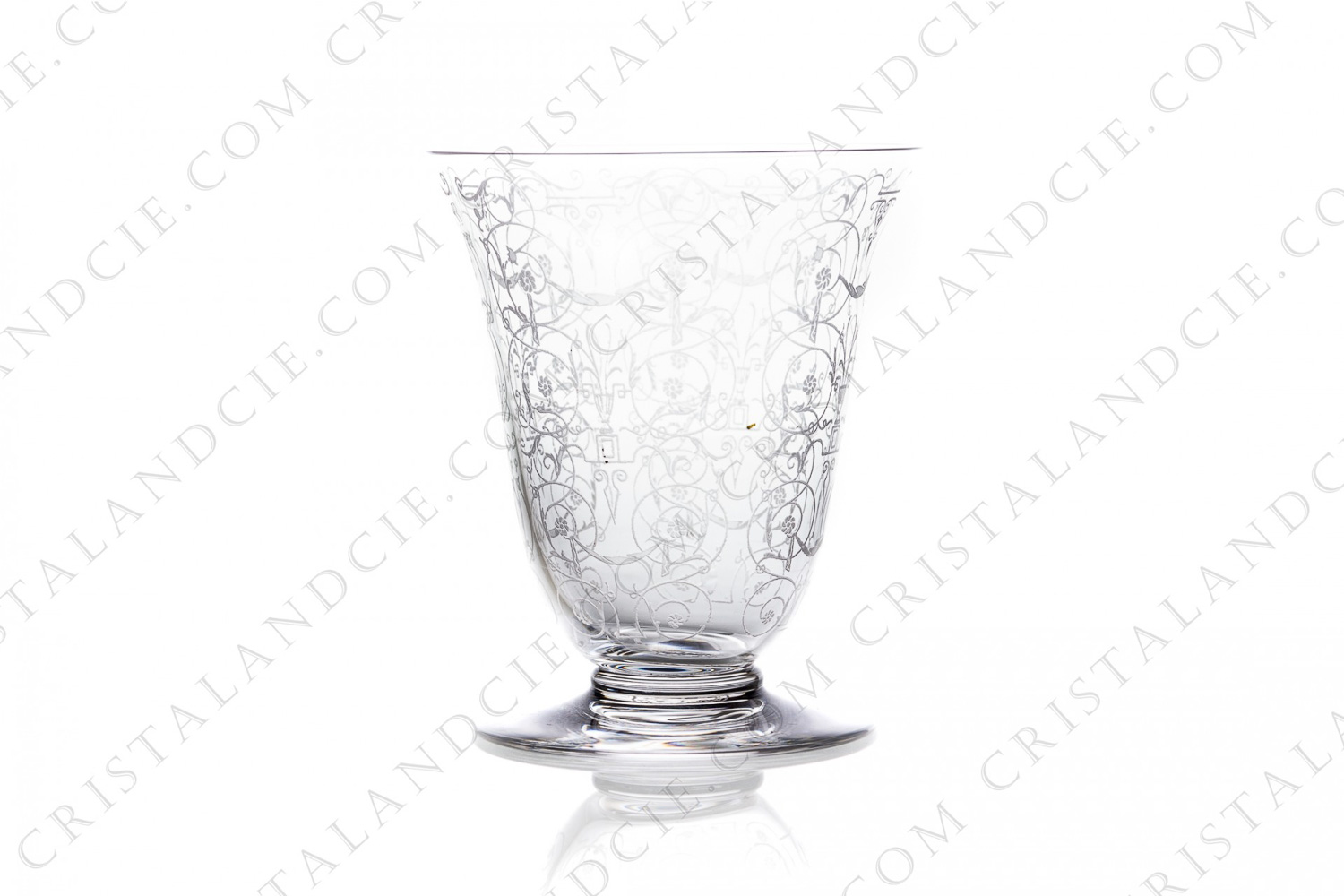 Verre à vin n°3 en cristal de Baccarat modèle Michelangelo présentant un important décor gravé photo-1