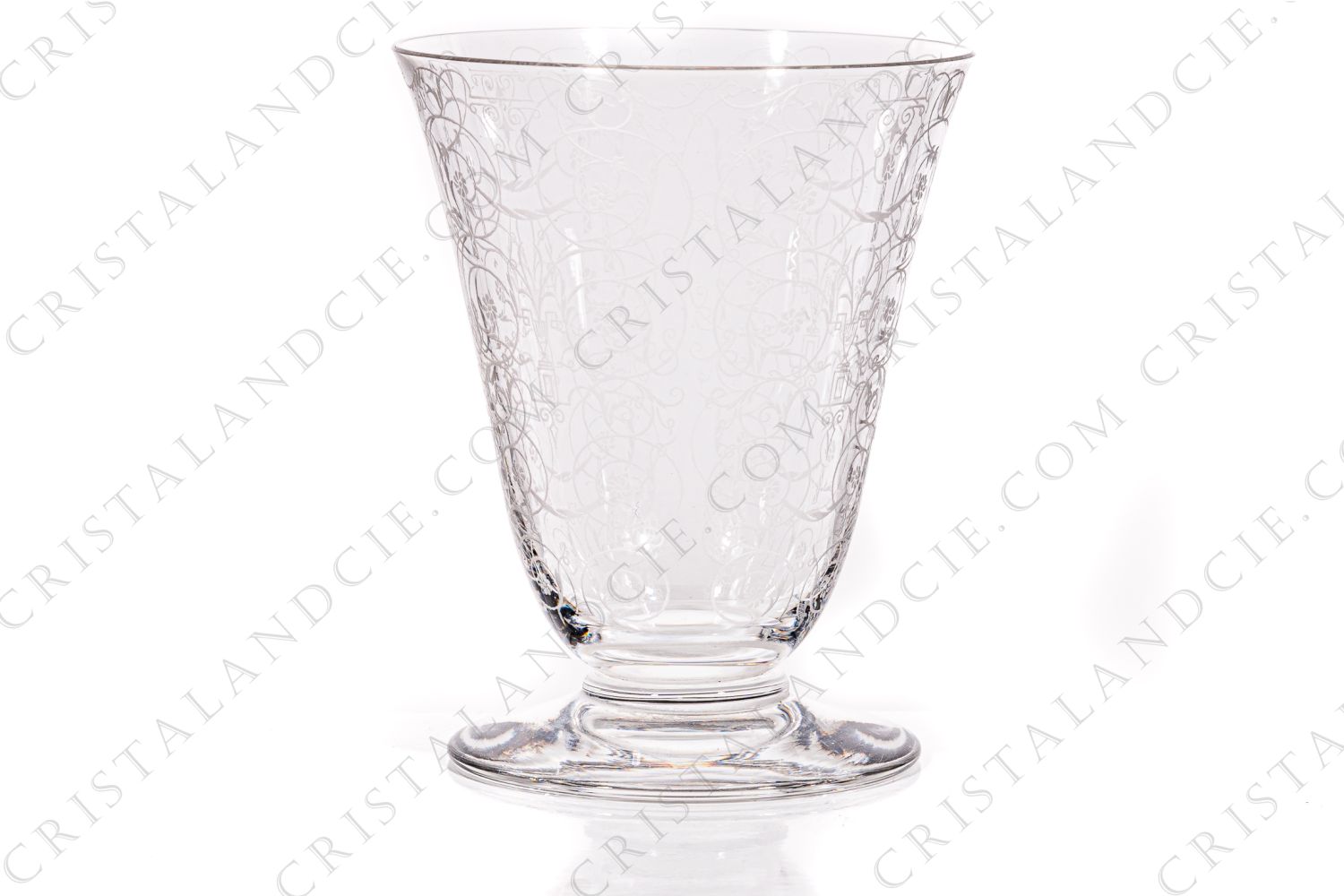 Verre à vin blanc n°4 en cristal de Baccarat modèle Michelangelo présentant un important décor gravé photo-1