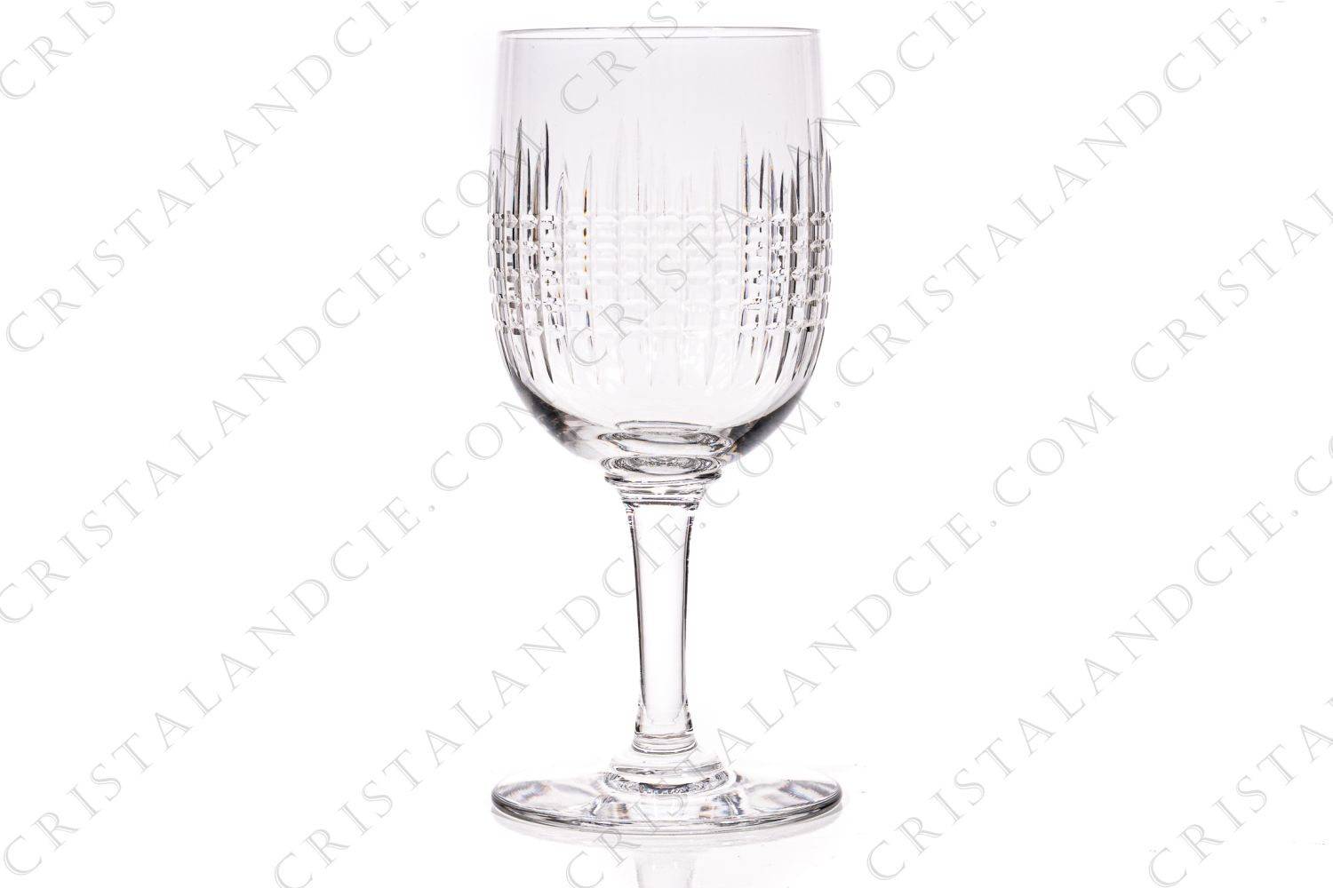 Verre à vin blanc n°4 en cristal de Baccarat modèle Nancy présentant un important décor taillé photo-1