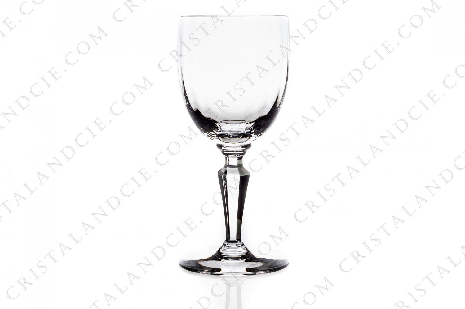 Verre à vin n°3 en cristal de Baccarat modèle Naples présentant des côtes vénitiennes sur la paraison et une jambe à pans coupés photo-1