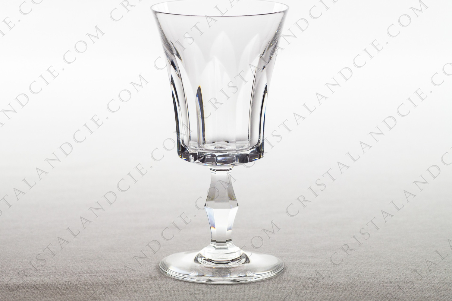 Verre à vin n°3 en cristal de Baccarat modèle Polignac présentant un décor taillé sur la panse et le pied photo-1