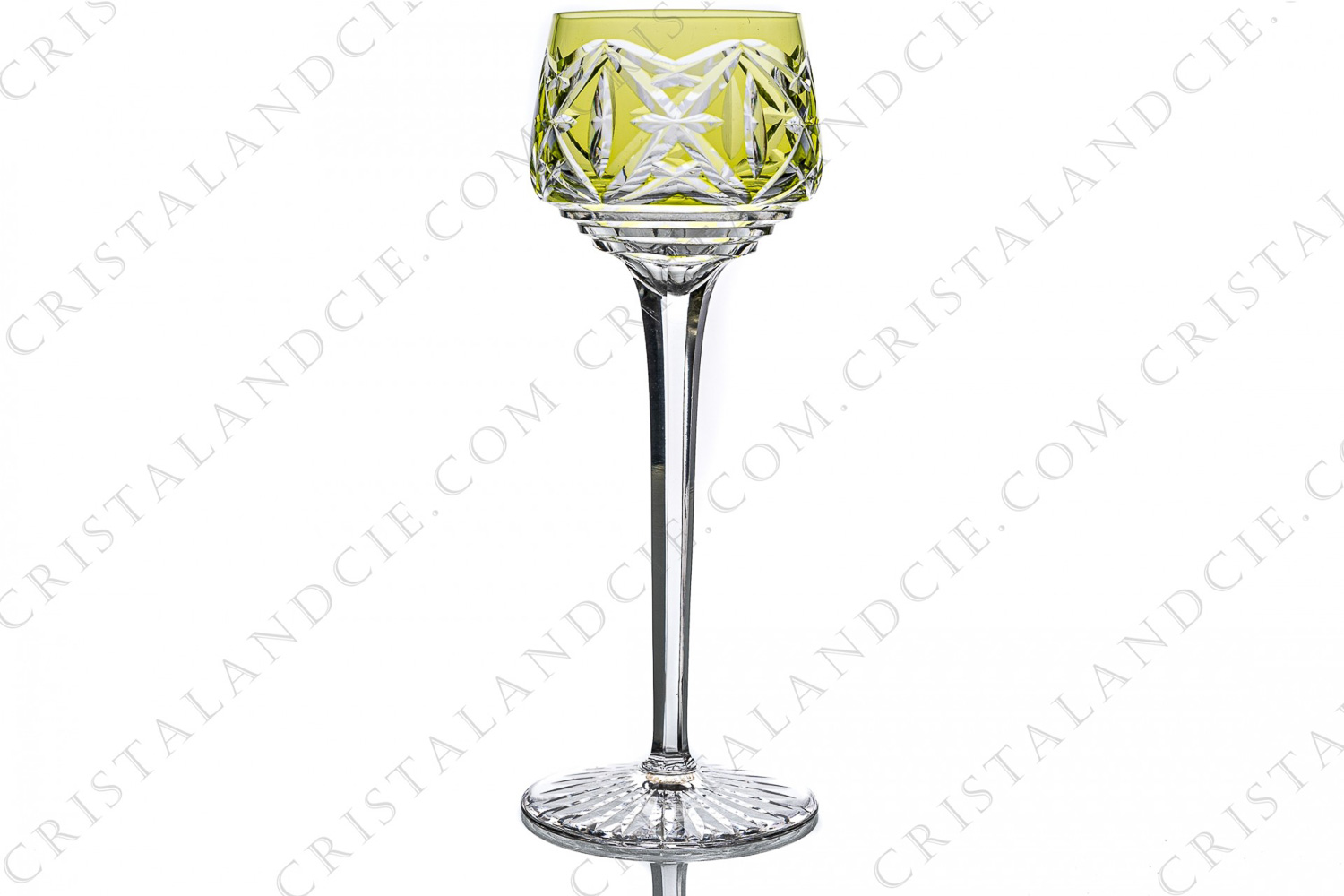 Verre à vin du Rhin roemer en cristal double-couches jaune de Saint-Louis forme 291 taille 914 présentant un important décor taillé photo-1