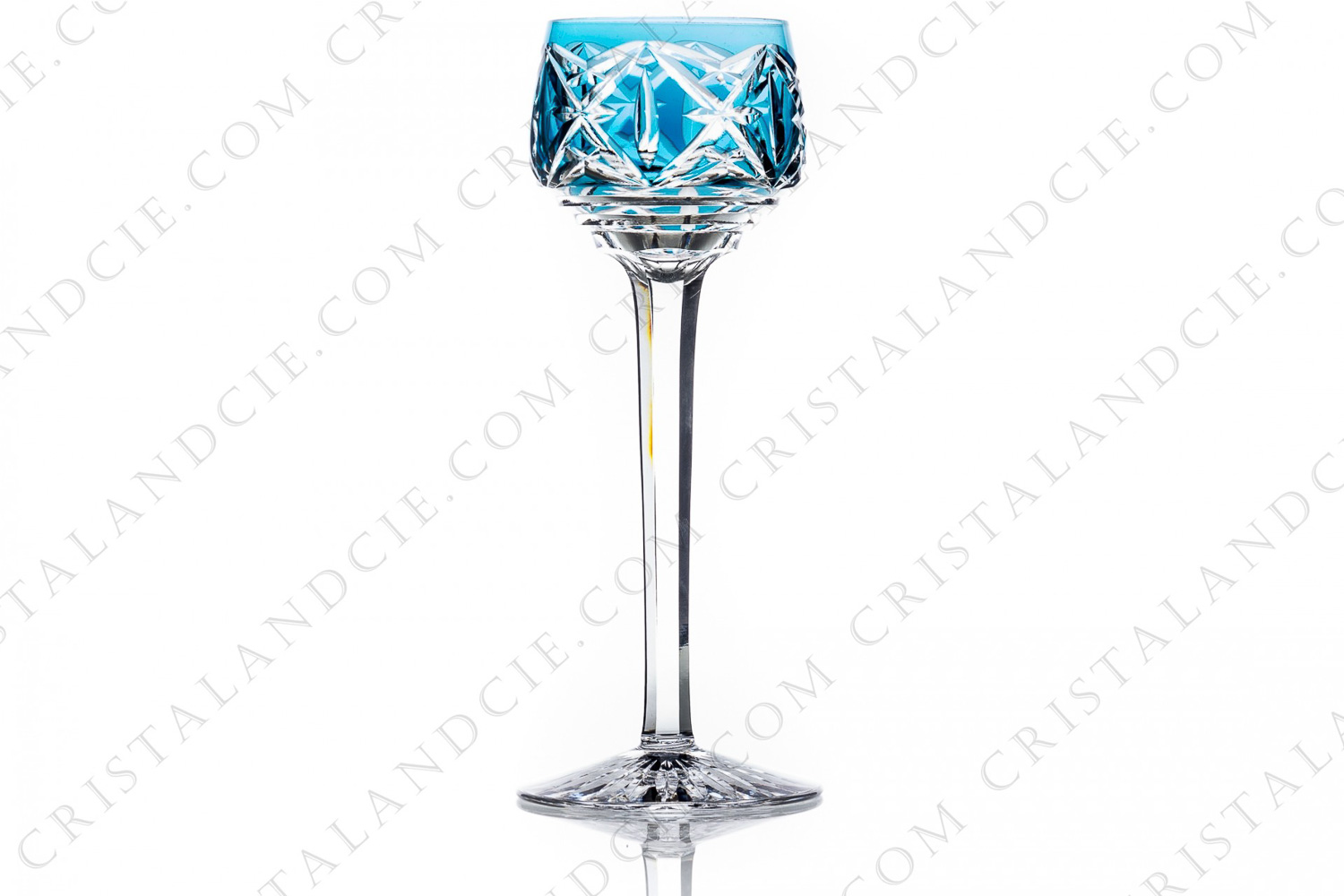 Verre à vin du Rhin roemer en cristal double-couches bleu clair de Saint-Louis présentant un important décor taillé photo-1