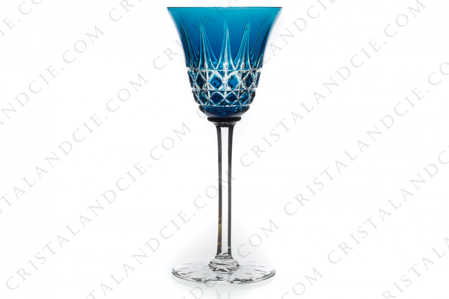 Verre à vin du Rhin roemer en cristal double-couches bleu clair de Saint-Louis modèle Tarn présentant un important décor taillé photo-1