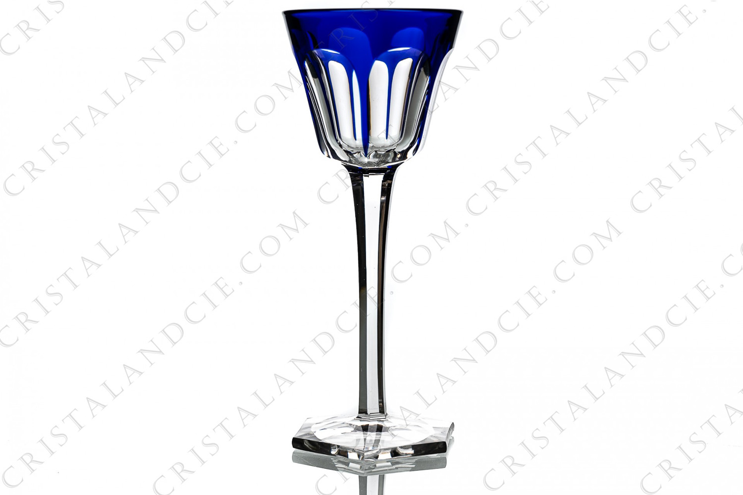Verre à vin du Rhin roemer en cristal double couches bleu foncé de baccarat modèle Harcourt présentant un important décor taillé photo-1